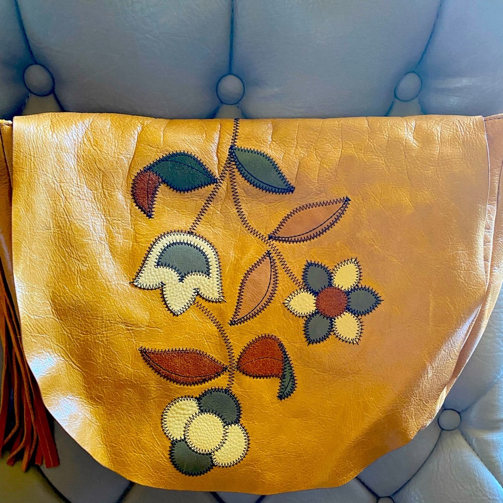 Hobo international boho style cross body. Tan leather, excellent condition.